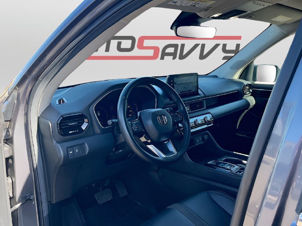 Used 2025 Honda Pilot Touring image 9