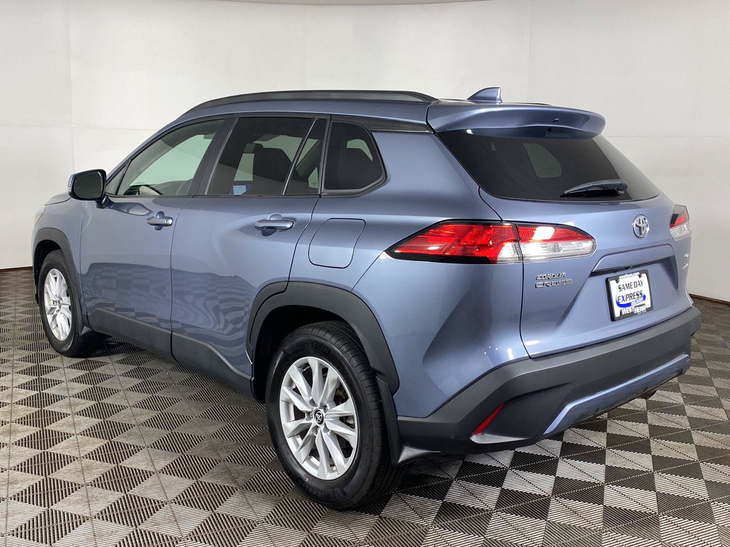 Used 2024 Toyota Corolla Cross LE AWD/4WD image 4
