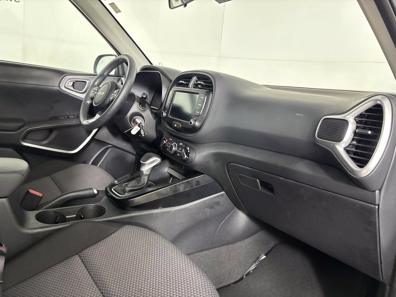 Used 2025 Kia Soul LX w/ LX Technology Package FWD image 30