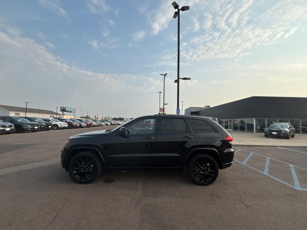 Used 2022 Jeep Grand Cherokee Laredo X AWD/4WD image 8