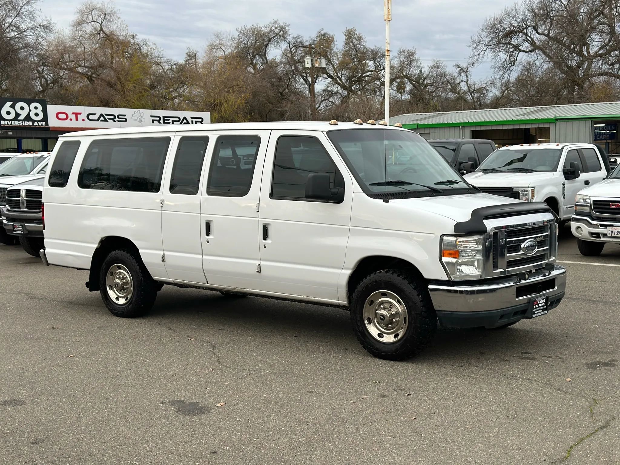 Used 2011 Ford E-350 and Econoline 350 XLT image 2