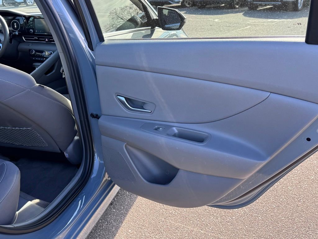 Used 2022 Hyundai Elantra SEL w/ Convenience + Premium Package image 30