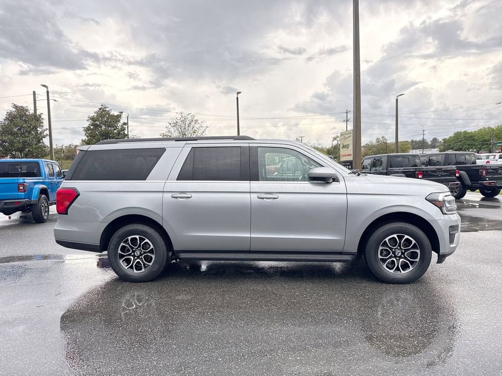 Used 2024 Ford Expedition Max XLT image 2