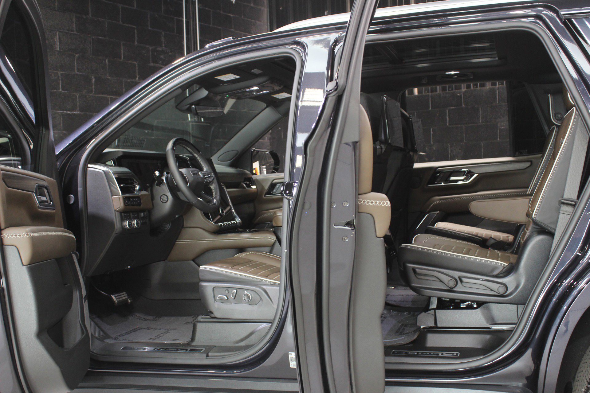 Used 2025 GMC Yukon Denali Ultimate w/ LPO, Floor Liner Package AWD/4WD image 27