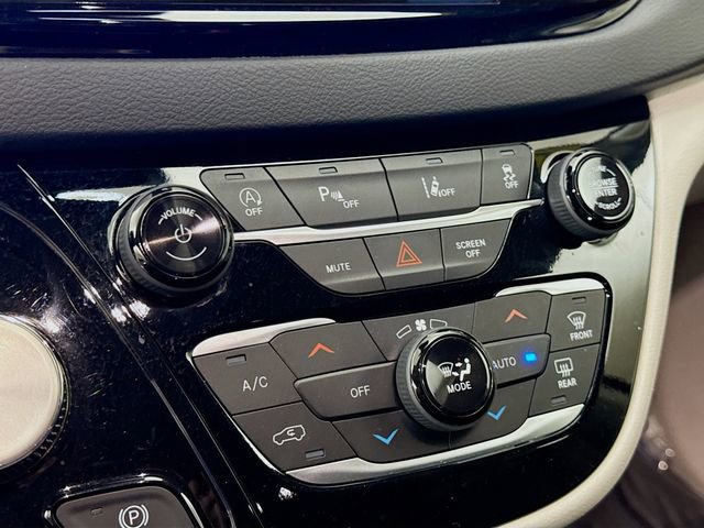 Used 2024 Chrysler Pacifica Touring-L image 15