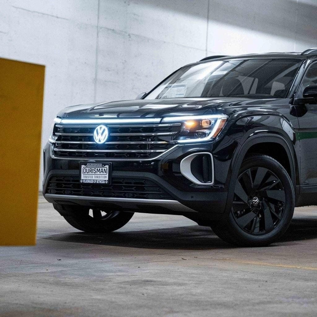 New 2026 Volkswagen Atlas SE w/ Black Wheel Package AWD/4WD image 2