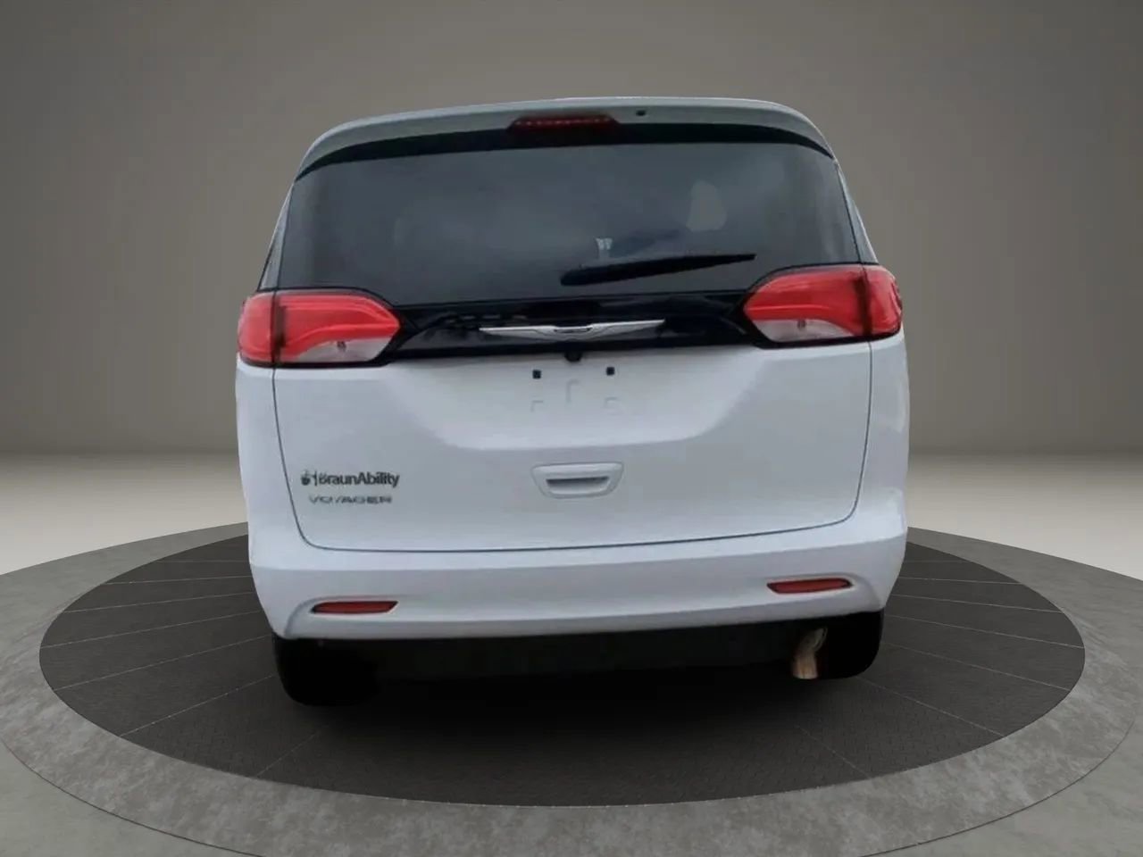Used 2023 Chrysler Voyager LX FWD image 5