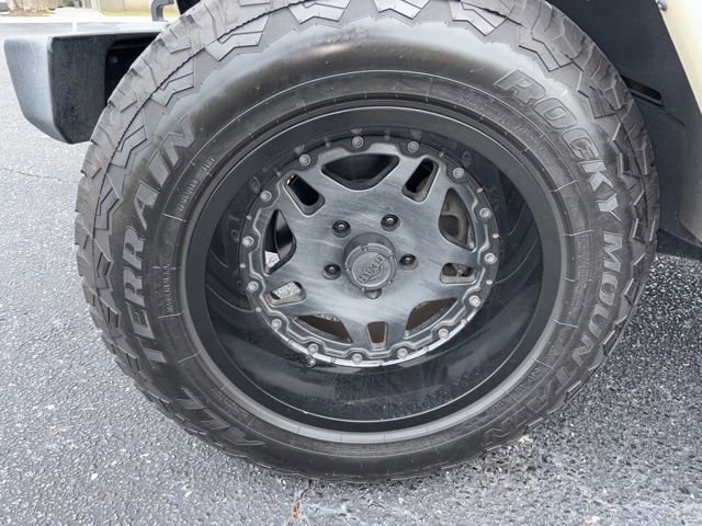 Used 2017 Jeep Wrangler Unlimited Sahara w/ Connectivity Group image 6