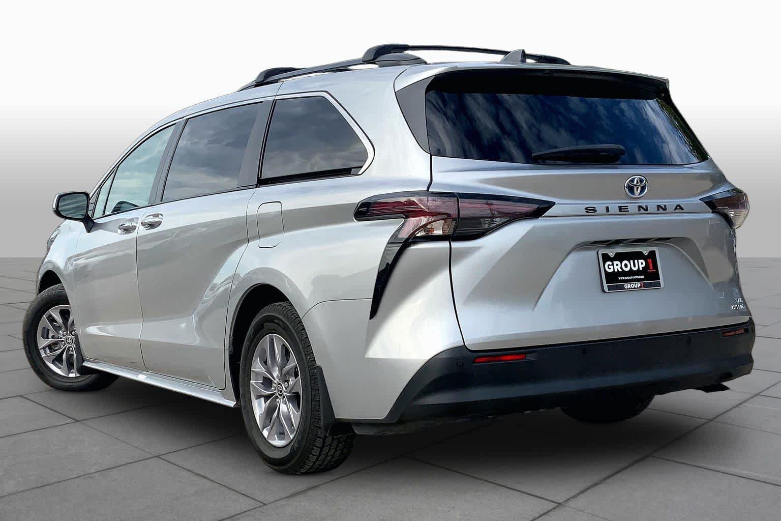 Used 2024 Toyota Sienna XLE FWD image 12