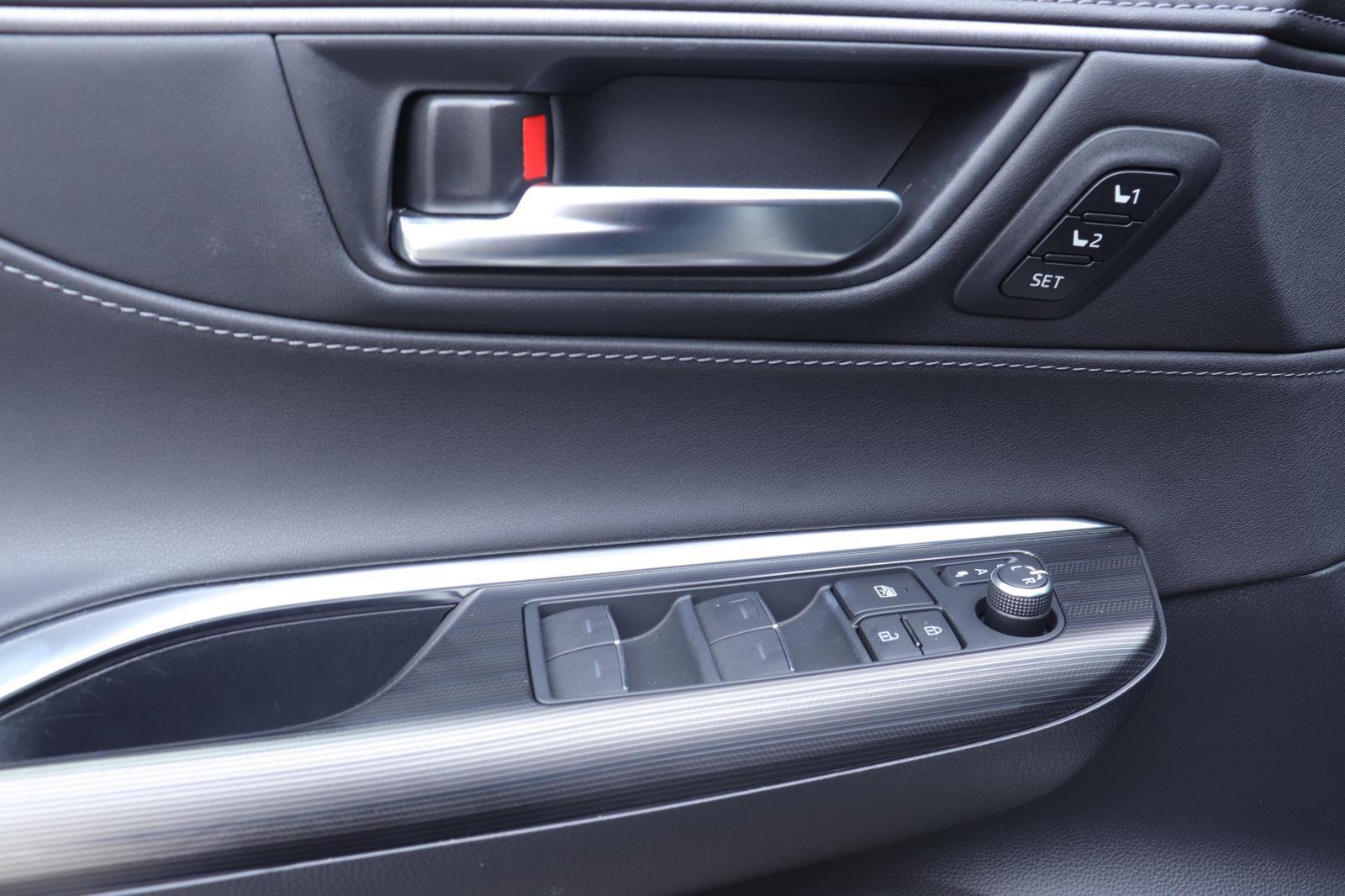 Used 2021 Toyota Venza Limited image 23