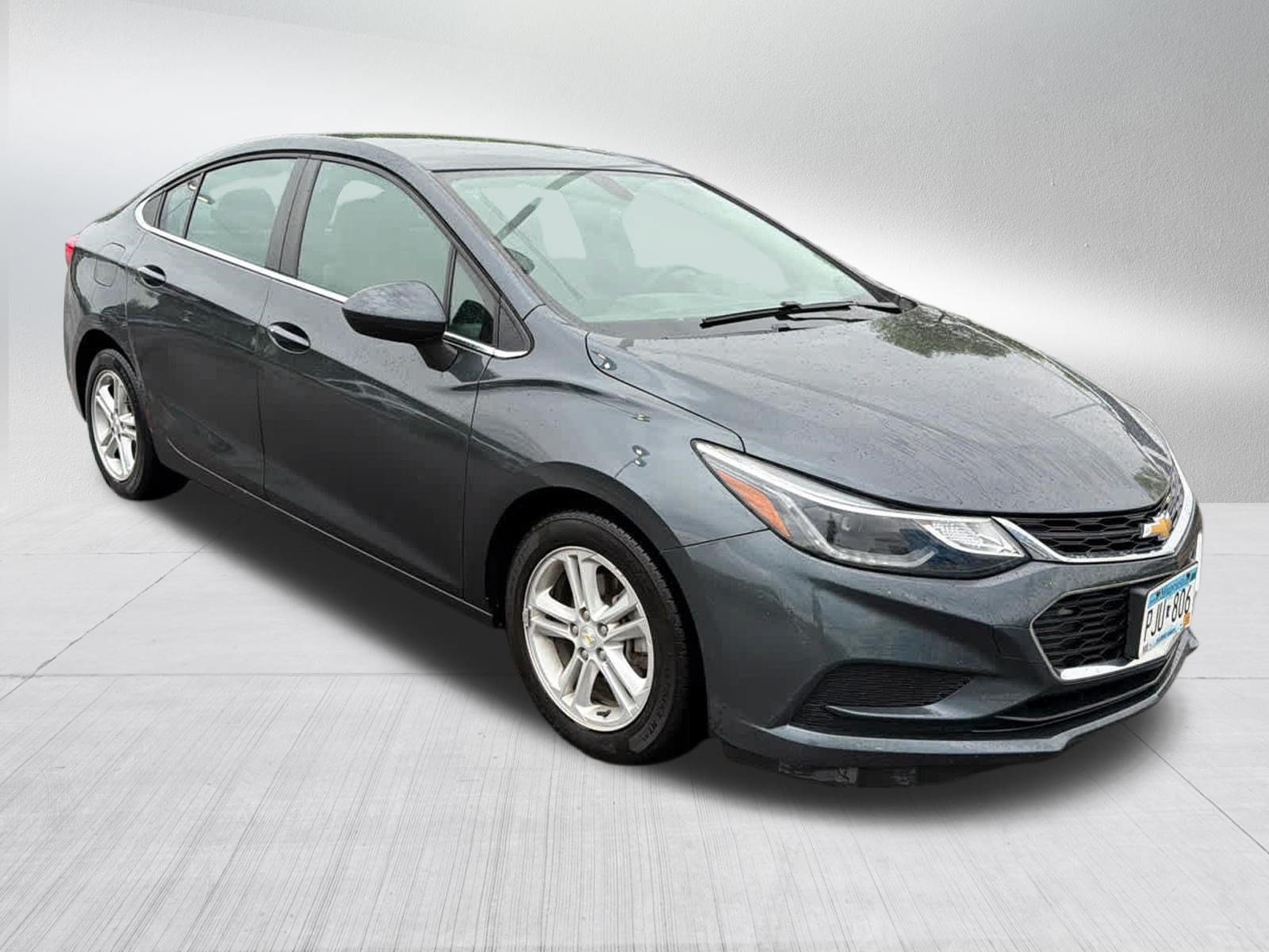 Used 2018 Chevrolet Cruze LT w/ Convenience Package FWD image 3