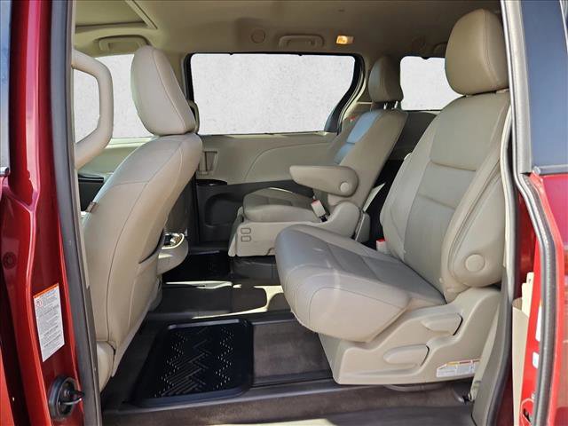 Used 2016 Toyota Sienna XLE FWD image 20