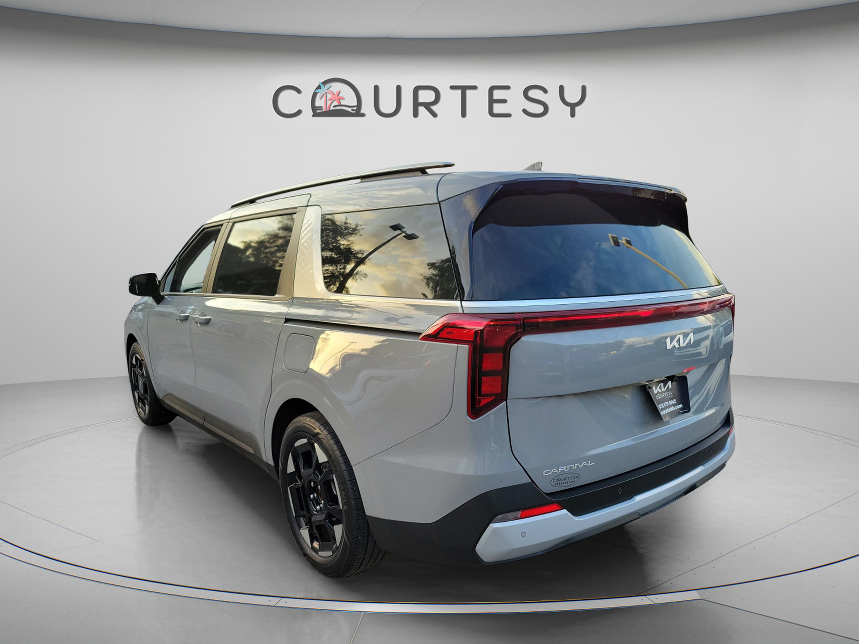 Used 2026 Kia Carnival EX FWD image 2