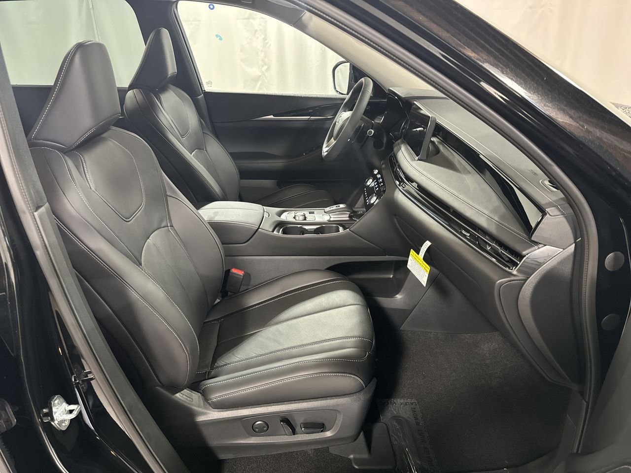 Certified 2025 INFINITI QX60 Pure image 37