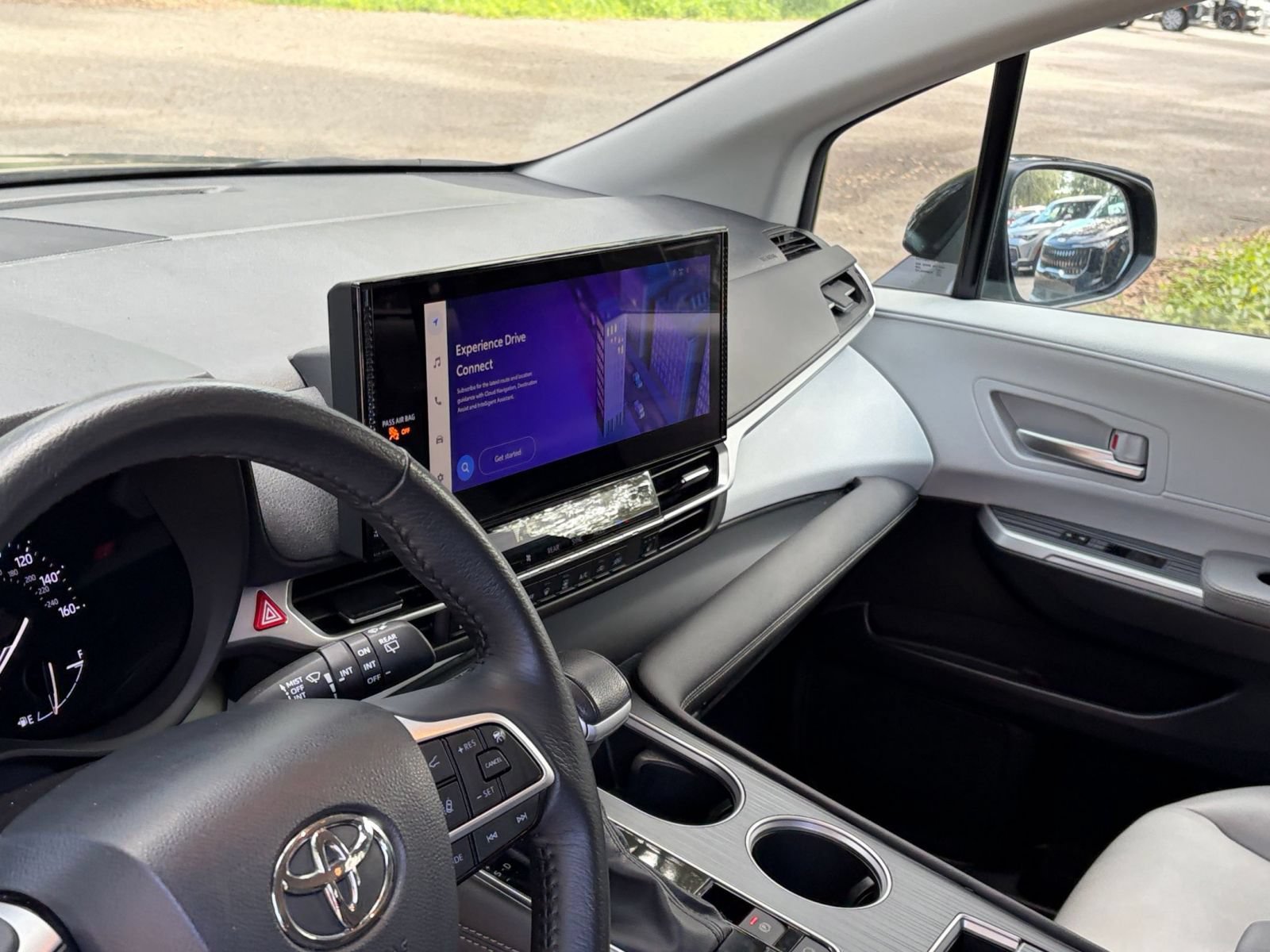 Used 2025 Toyota Sienna XLE FWD image 38