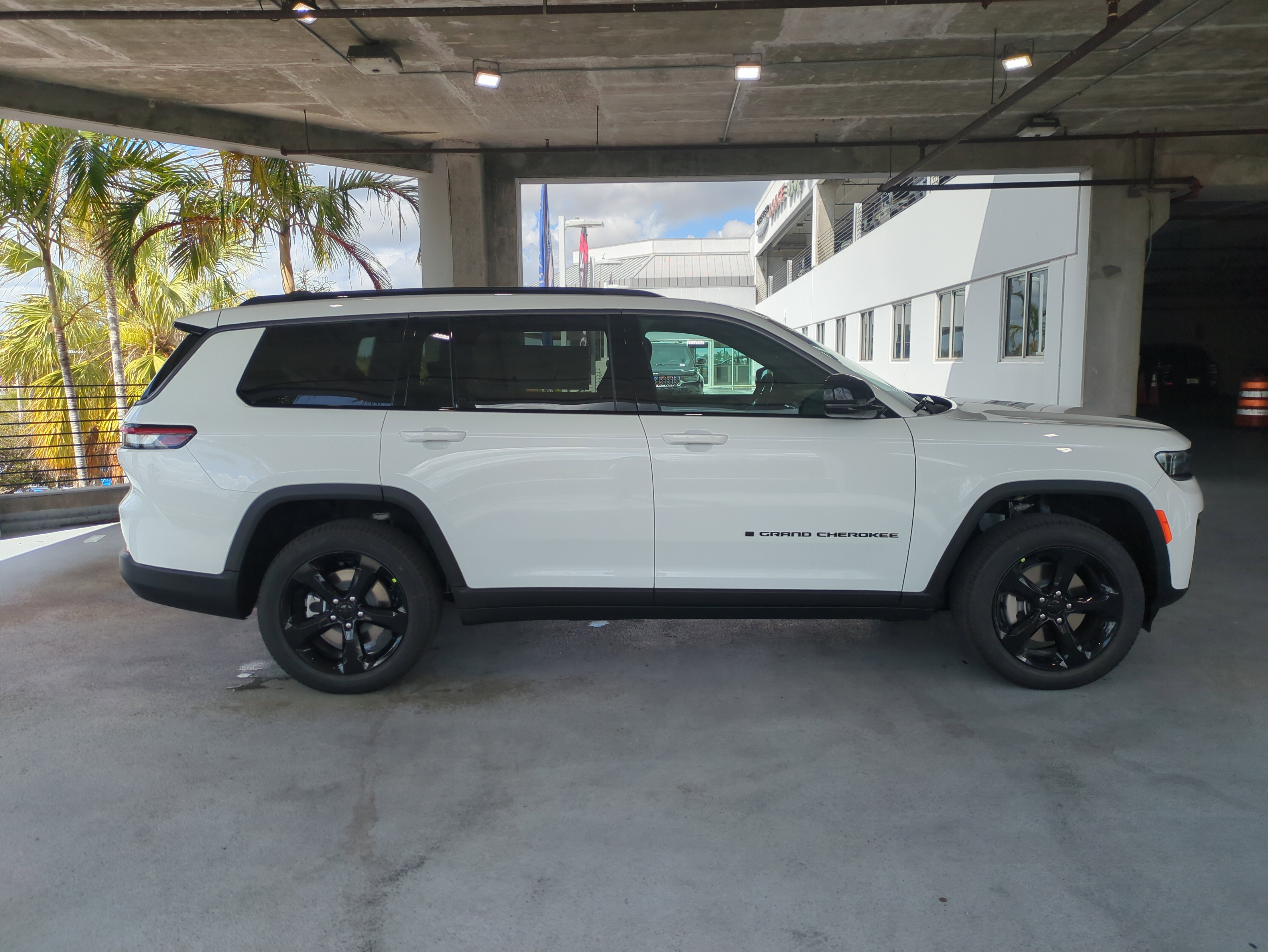 New 2026 Jeep Grand Cherokee L Limited w/ Limited Altitude Package AWD/4WD image 4