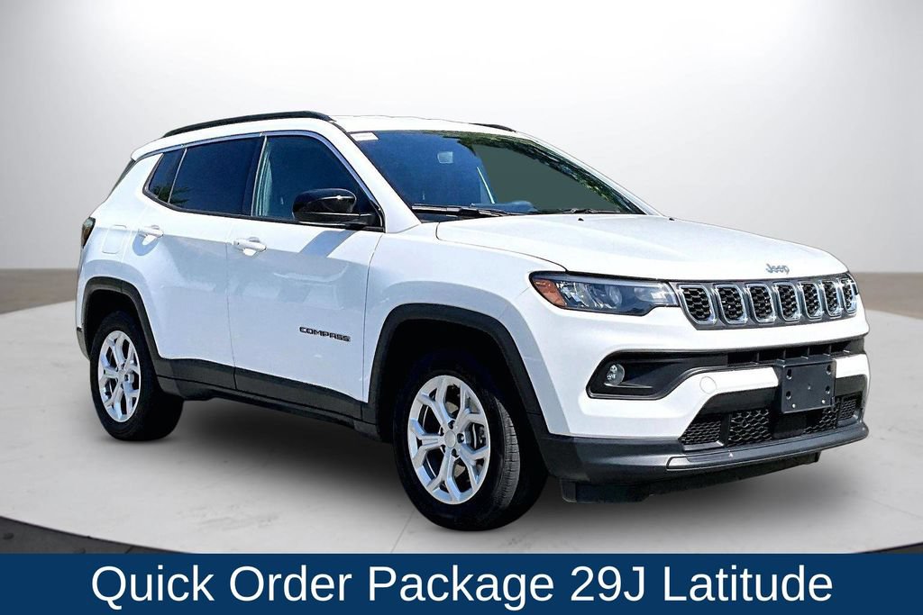 Used 2024 Jeep Compass Latitude AWD/4WD image 2