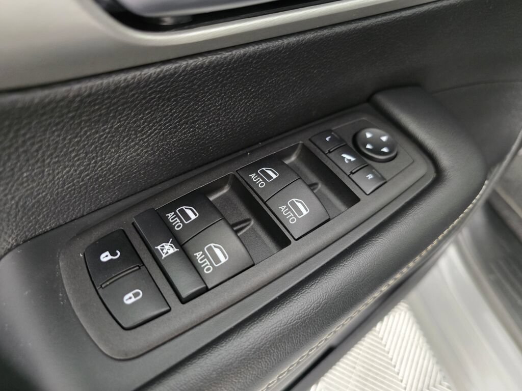 Used 2023 Chrysler Pacifica Limited w/ Uconnect Theater Family Group FWD image 21
