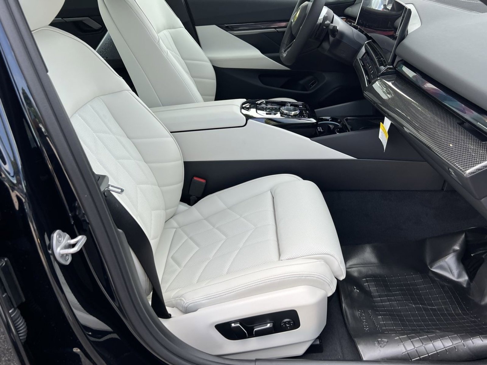 New 2026 BMW 550e xDrive w/ Executive Package image 26