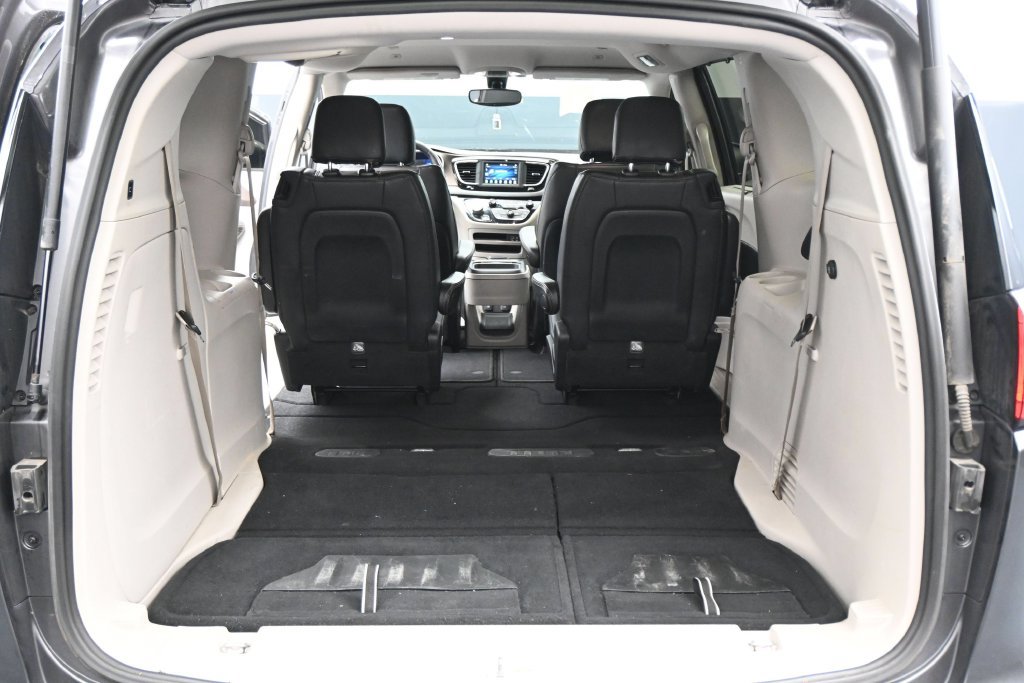 Used 2019 Chrysler Pacifica Touring-L FWD image 29
