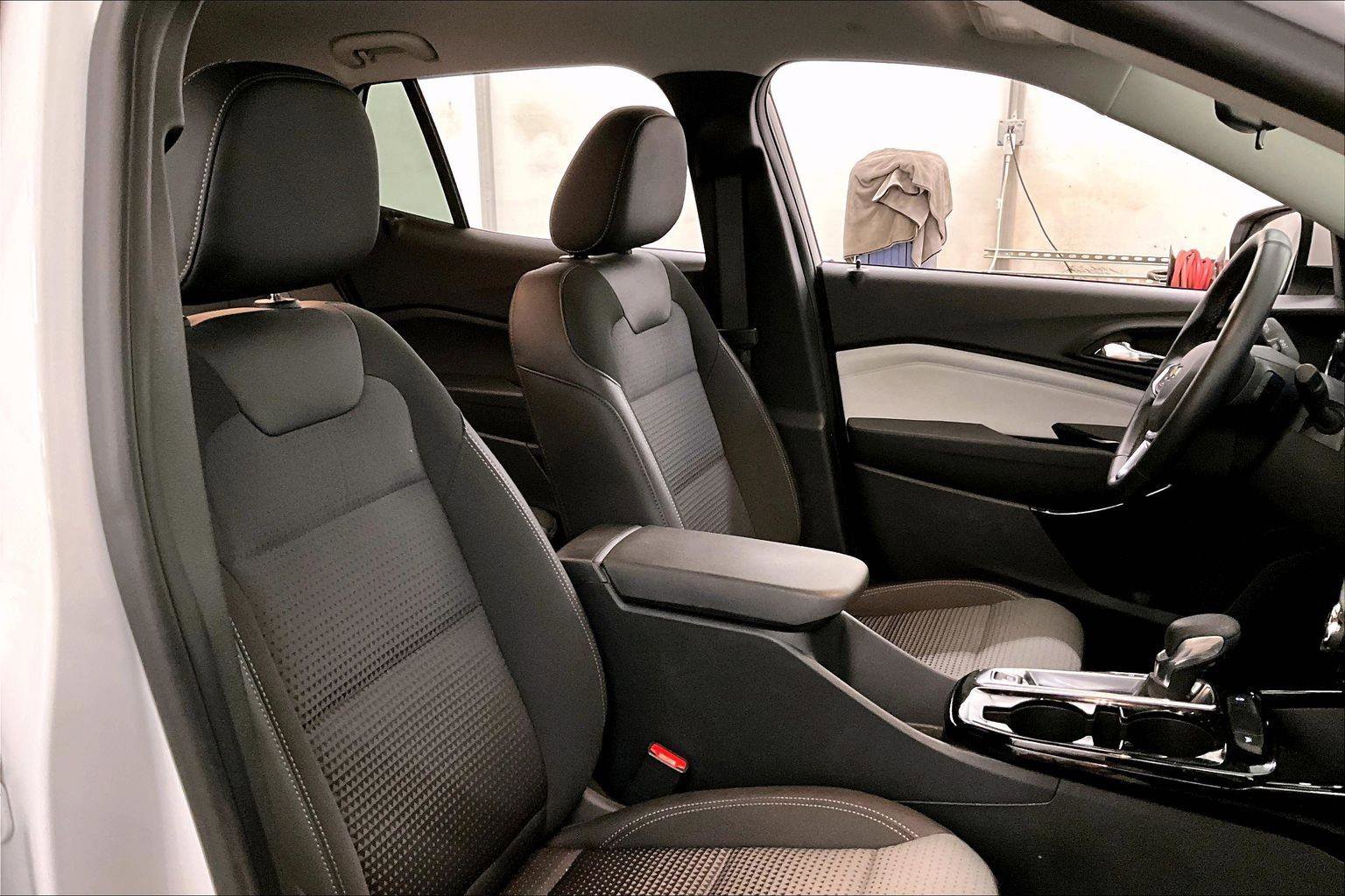 Used 2025 Chevrolet Trax LT w/ LT Convenience Package image 7