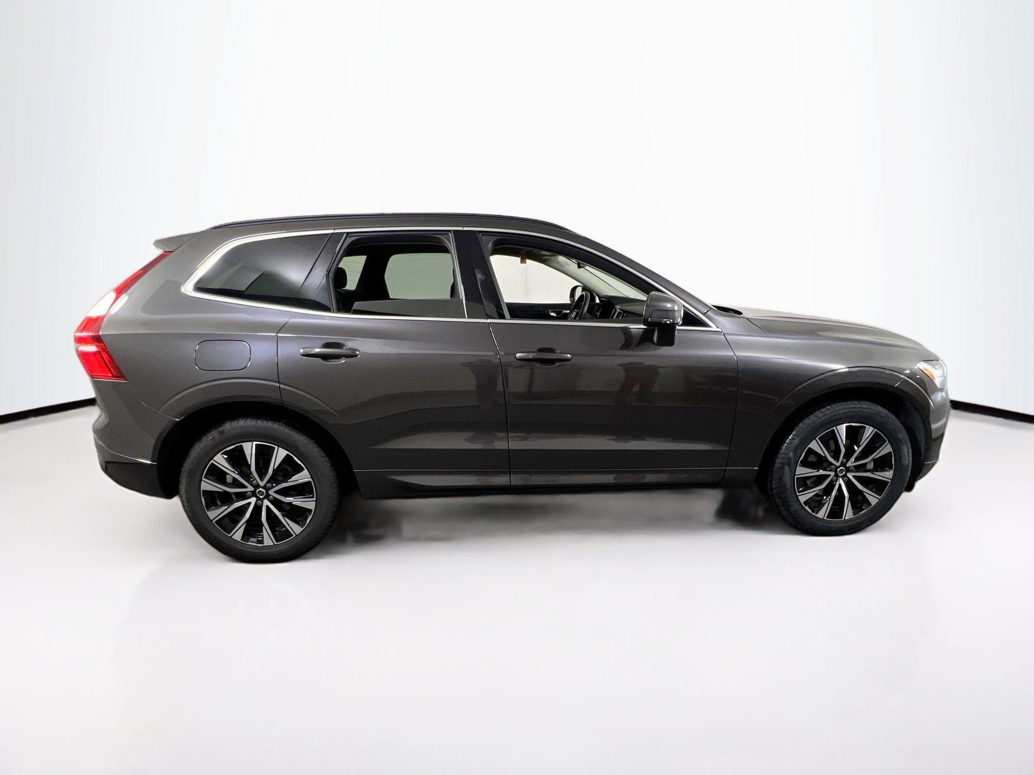 Used 2023 Volvo XC60 B5 Core w/ Protection Package Premier image 4