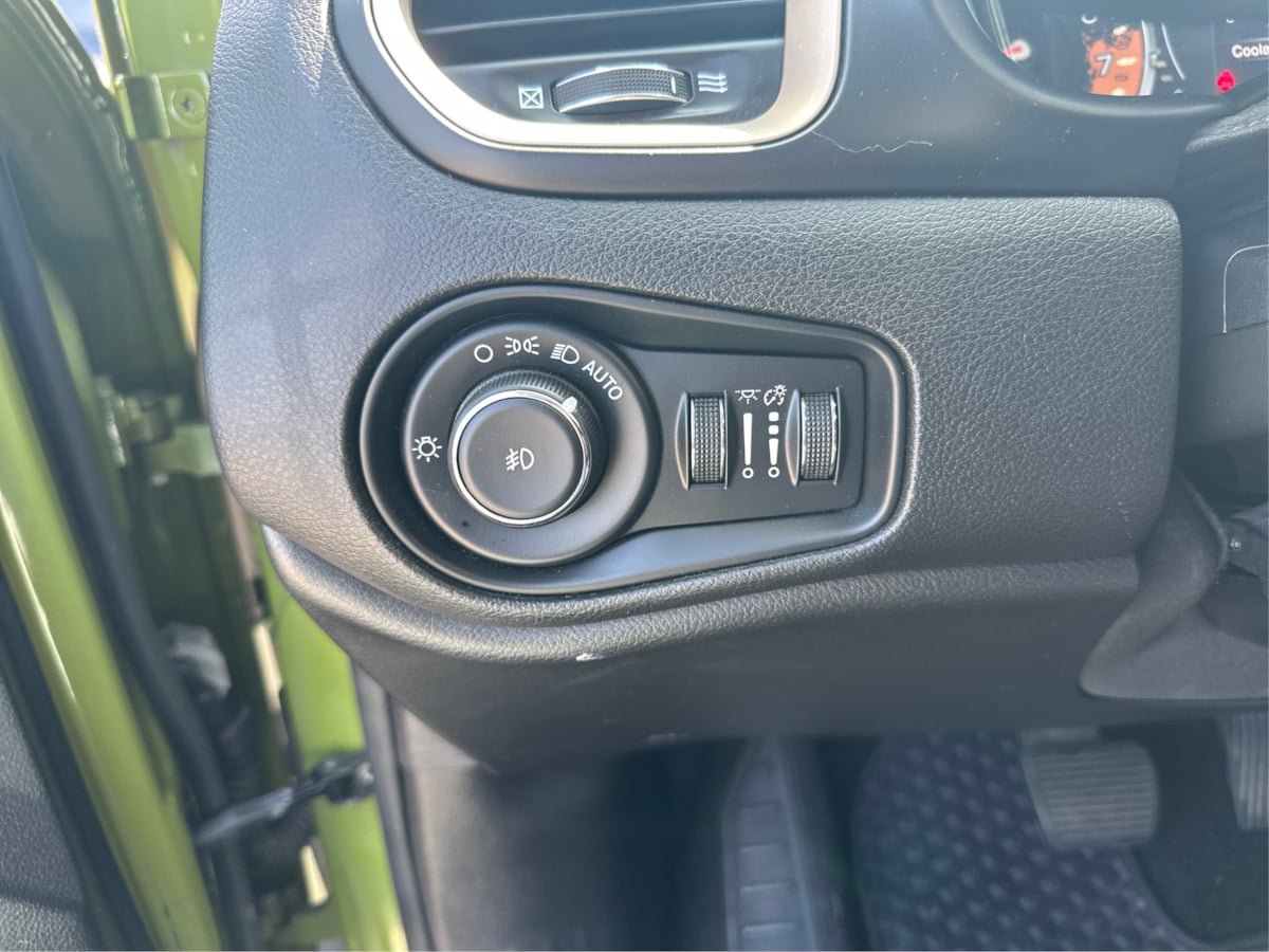 Used 2016 Jeep Renegade 75th Anniversary AWD/4WD image 17