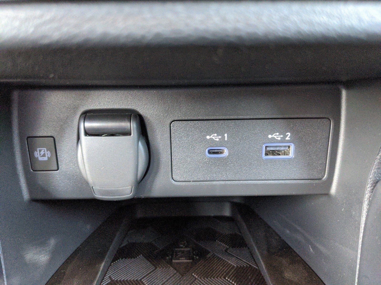 New 2025 Nissan Versa SR w/ Trunk Package FWD image 23