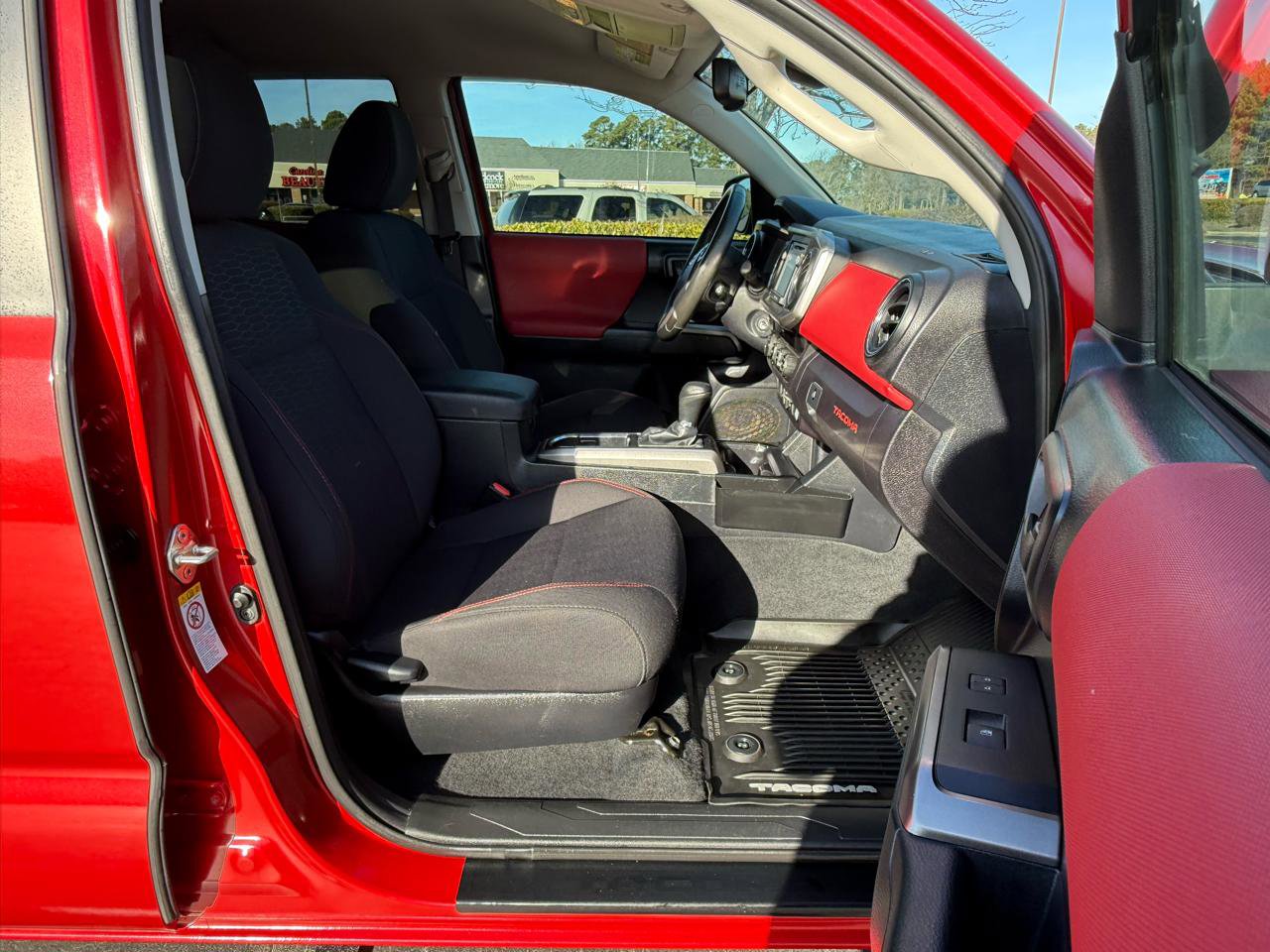 Used 2018 Toyota Tacoma SR5 AWD/4WD image 22