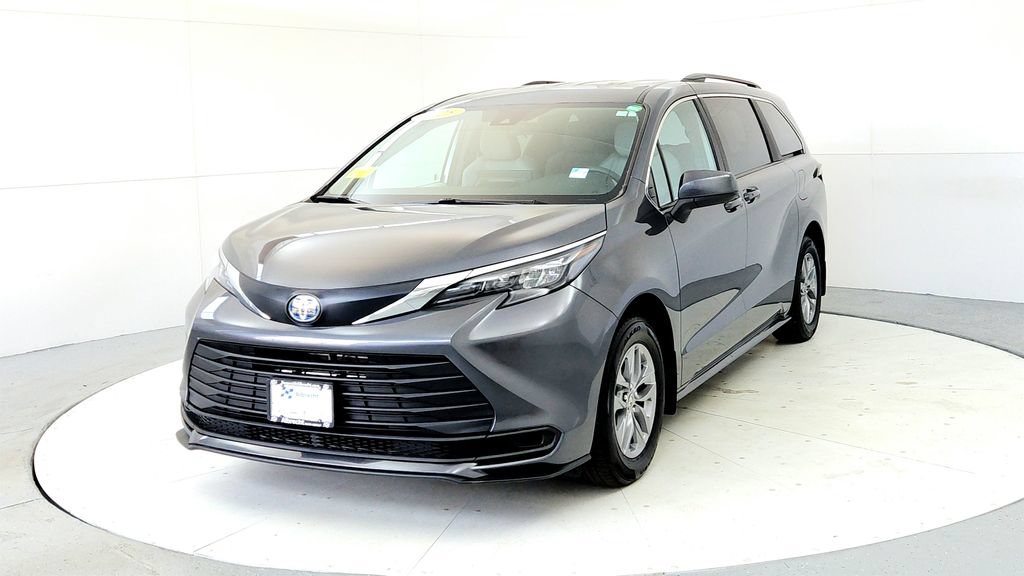 Certified 2025 Toyota Sienna LE AWD/4WD image 2