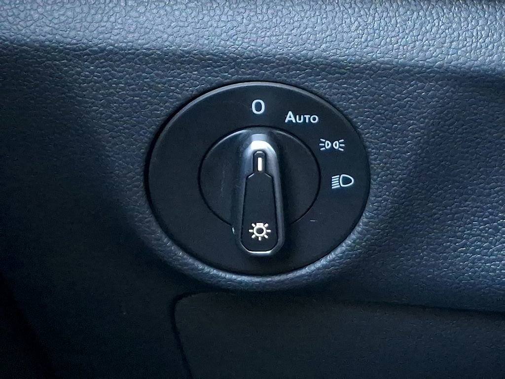 Certified 2025 Volkswagen Jetta SEL image 24