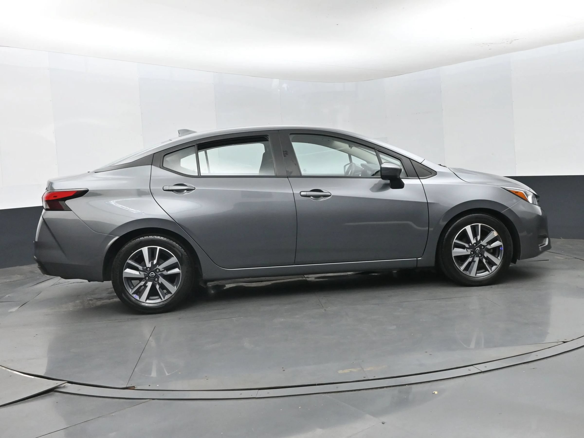 Used 2023 Nissan Versa SV FWD image 4