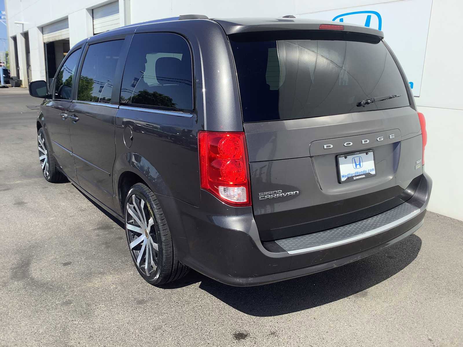 Used 2017 Dodge Grand Caravan SXT FWD image 4