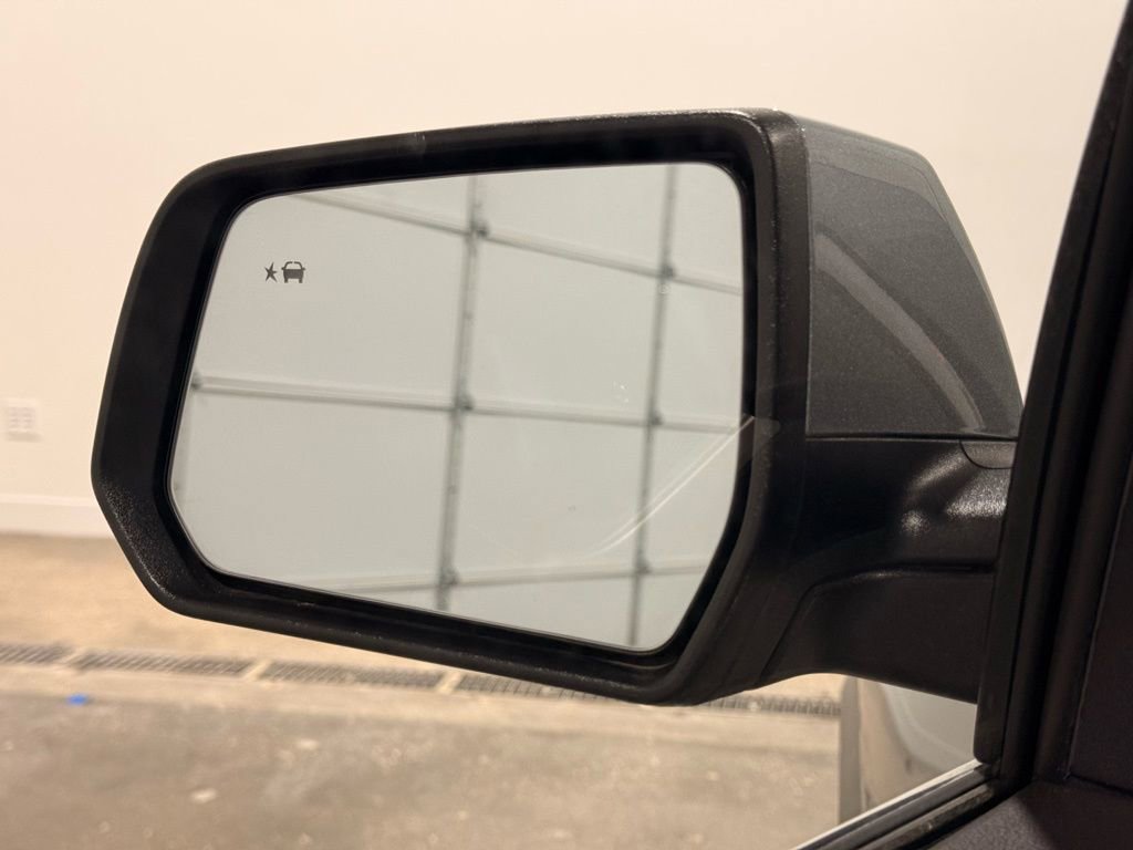 Used 2023 GMC Acadia SLT image 11