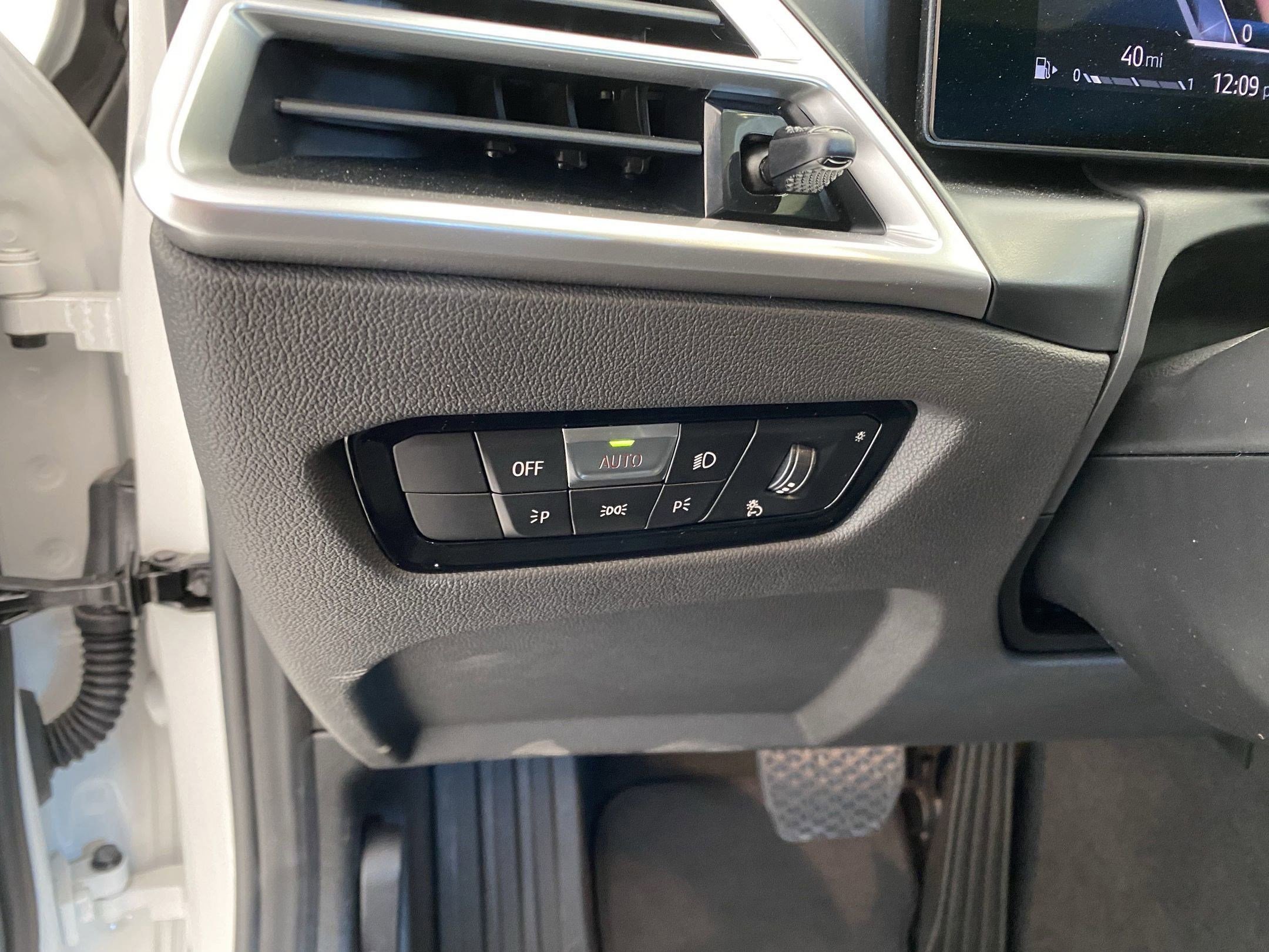 Used 2025 BMW 330i xDrive Sedan w/ Convenience Package image 28