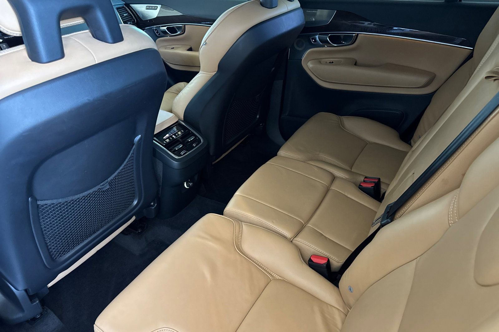 Used 2017 Volvo XC90 T6 Momentum w/ Vision Package AWD/4WD image 4
