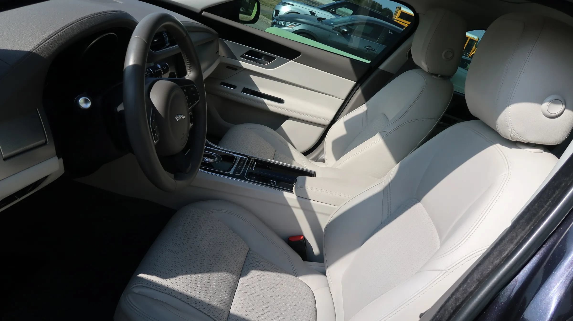Used 2017 Jaguar XF Prestige RWD image 18