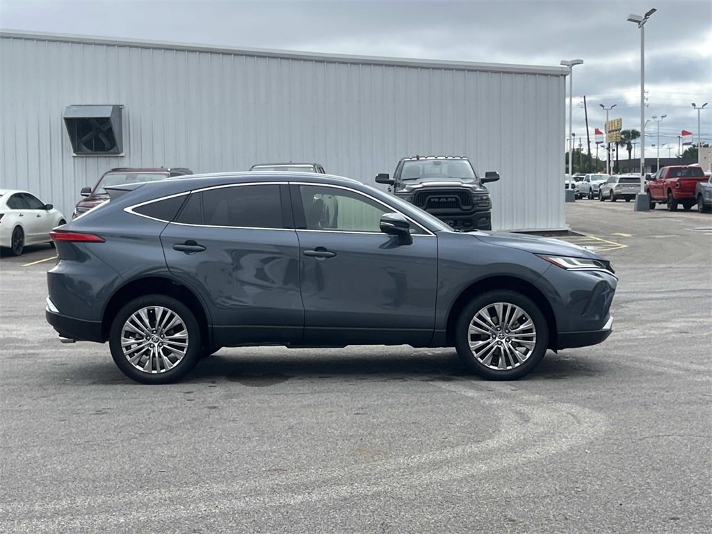 Used 2022 Toyota Venza XLE image 6