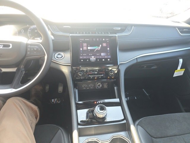 New 2025 Jeep Grand Cherokee Altitude image 23