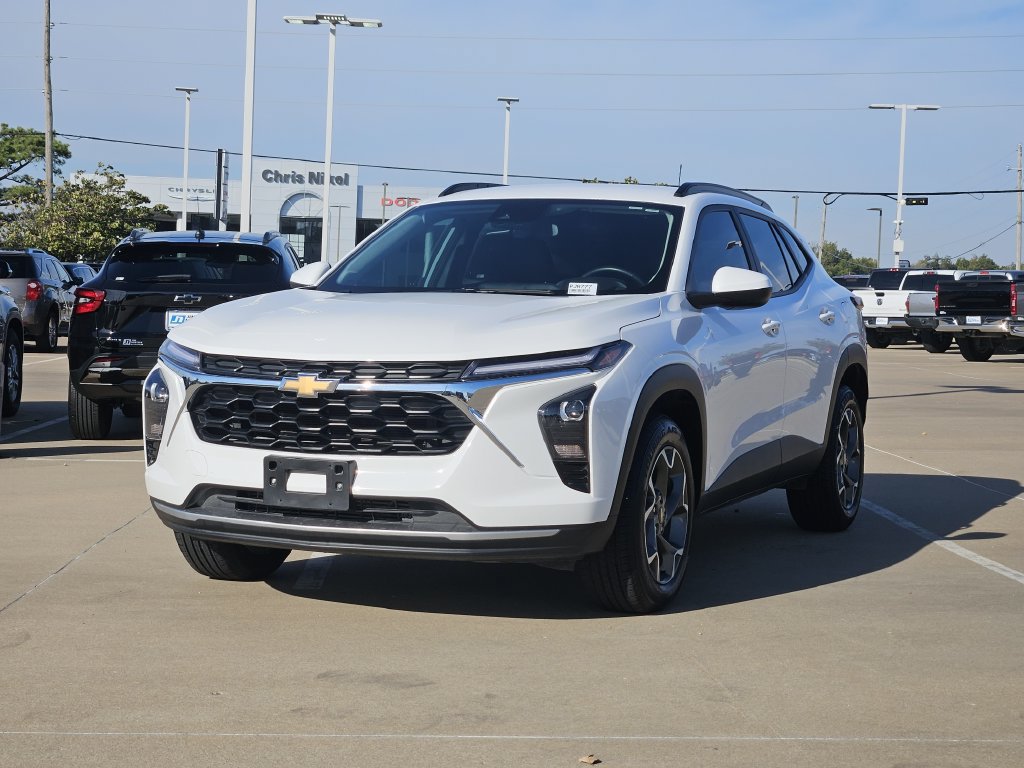 Used 2025 Chevrolet Trax LT w/ LT Convenience Package FWD image 3