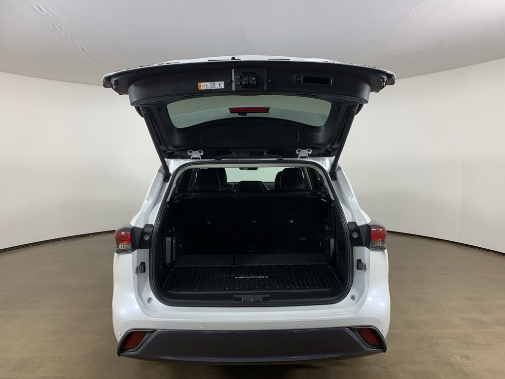 Used 2026 Toyota Highlander Limited image 12