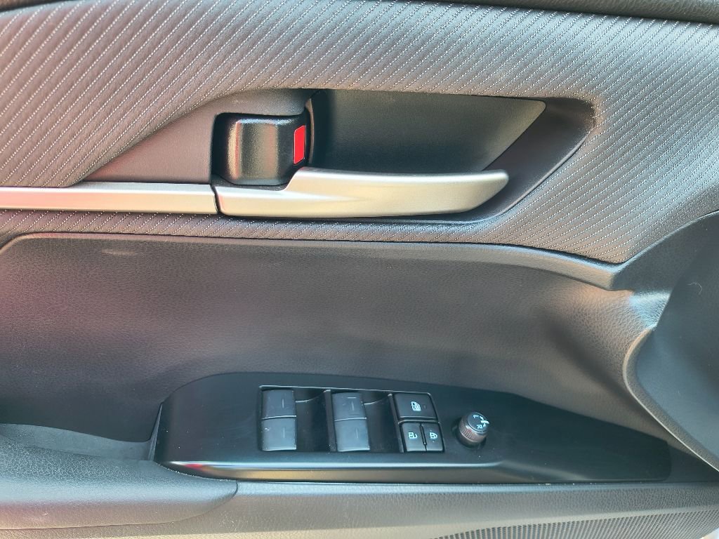 Used 2025 Toyota Camry SE image 13