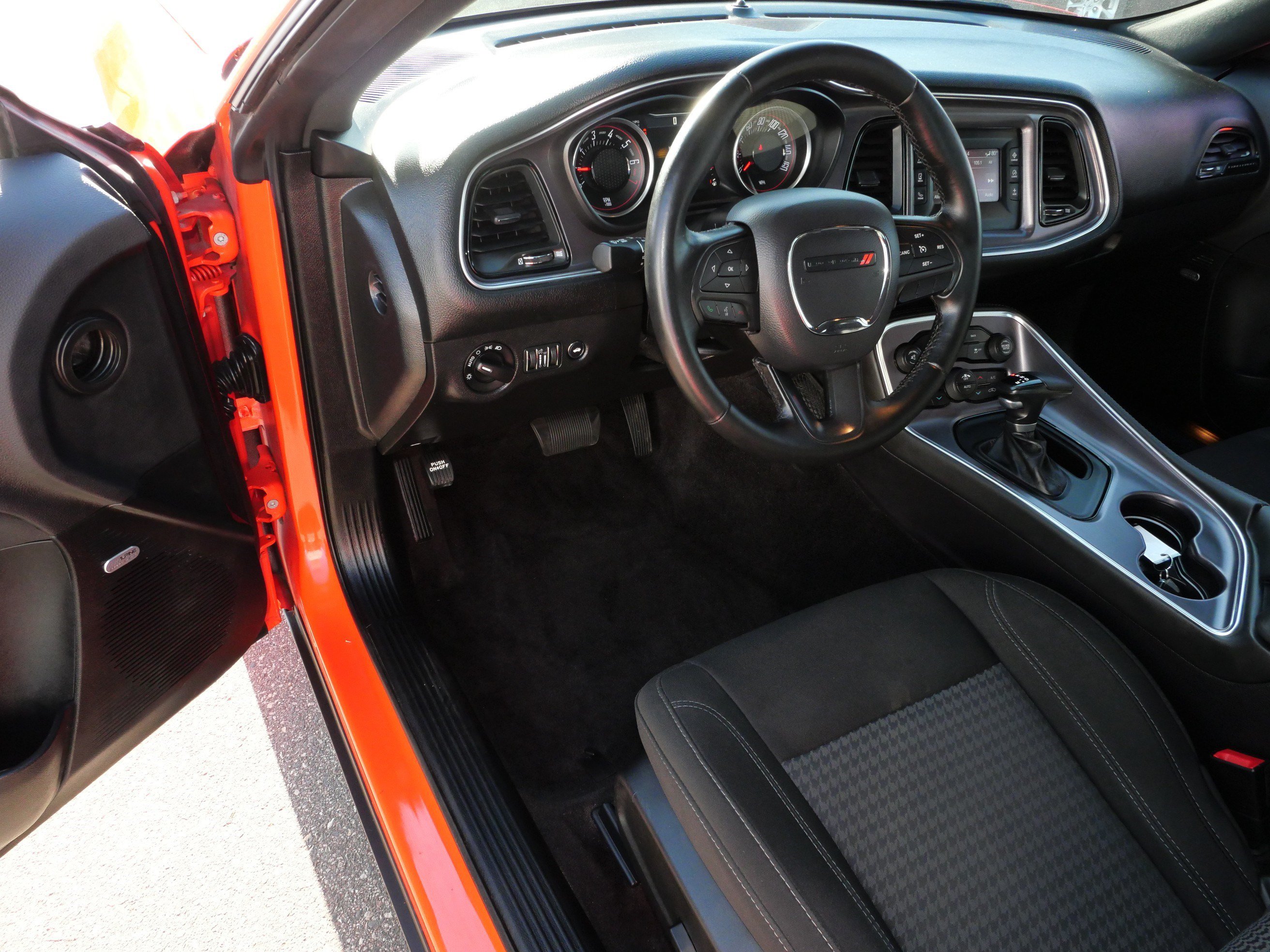 Used 2016 Dodge Challenger SXT w/ Driver Convenience Group RWD image 9