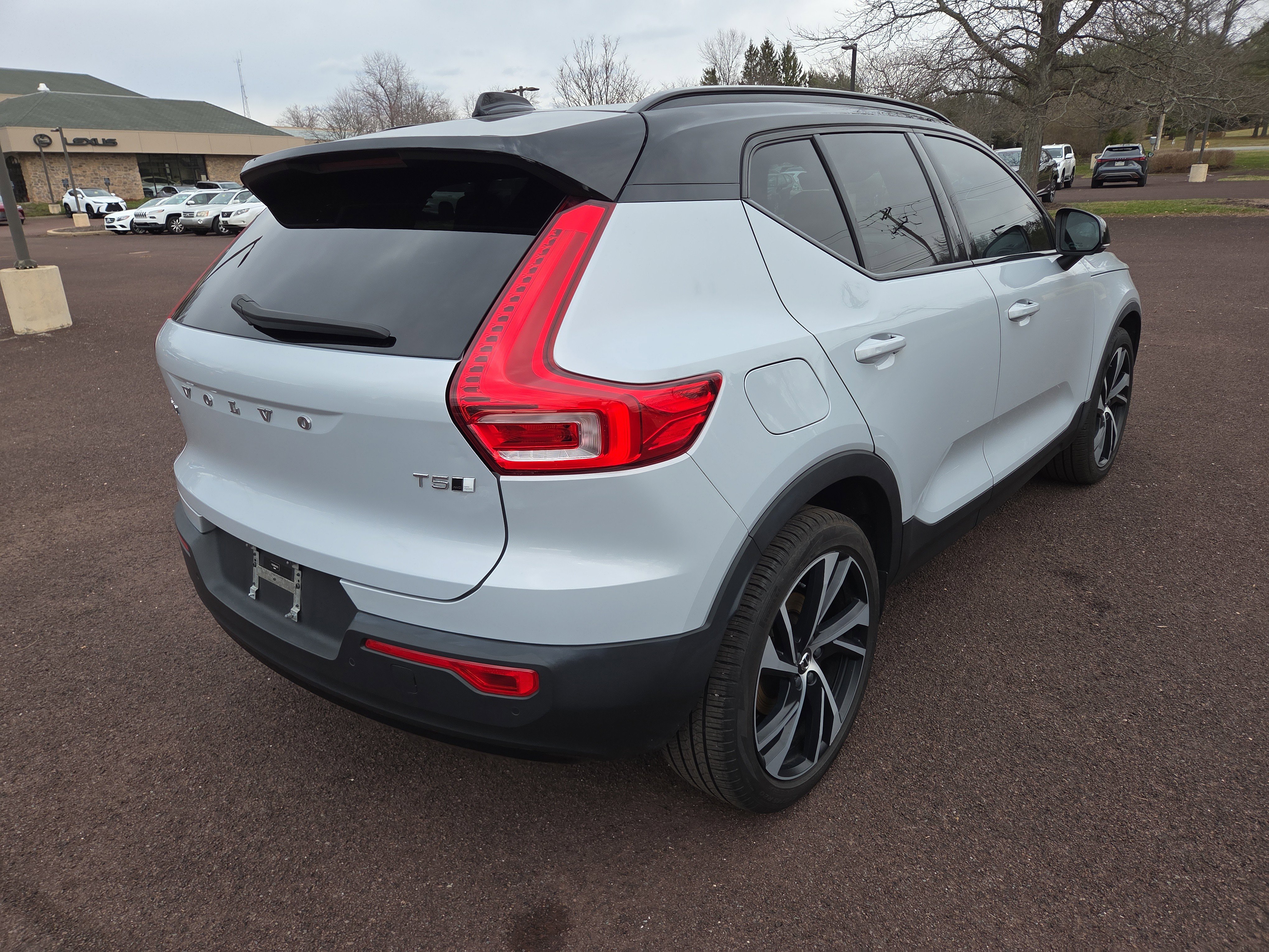 Used 2021 Volvo XC40 T5 R-Design w/ Climate Package image 3
