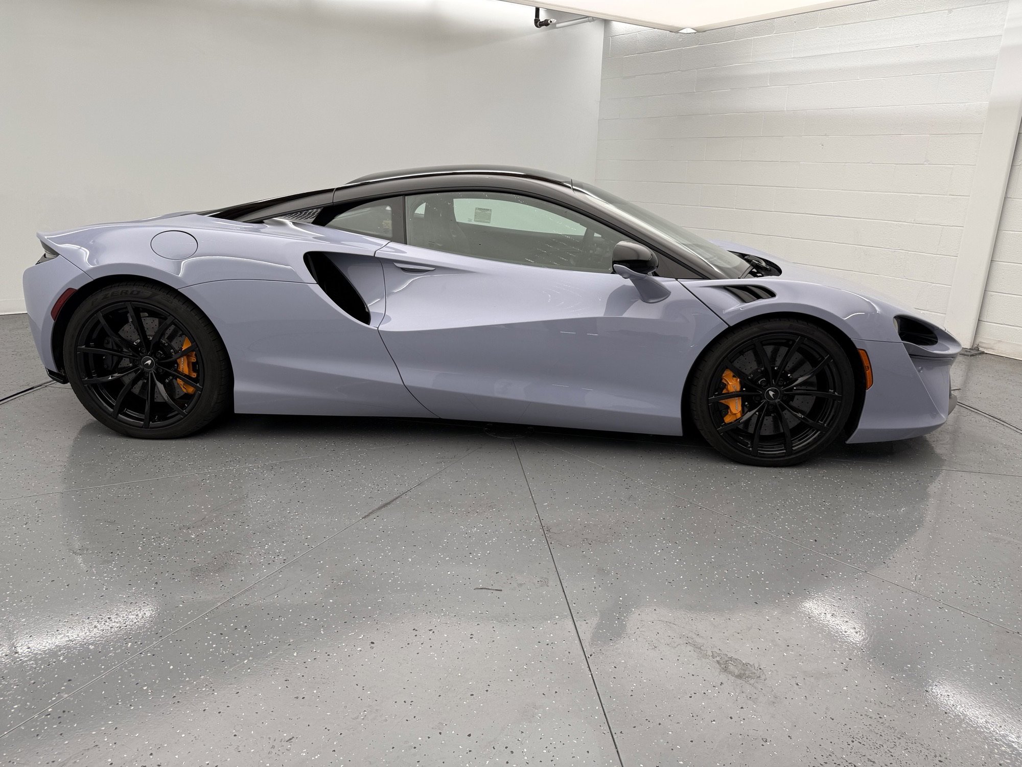 Used 2024 McLaren Artura image 4