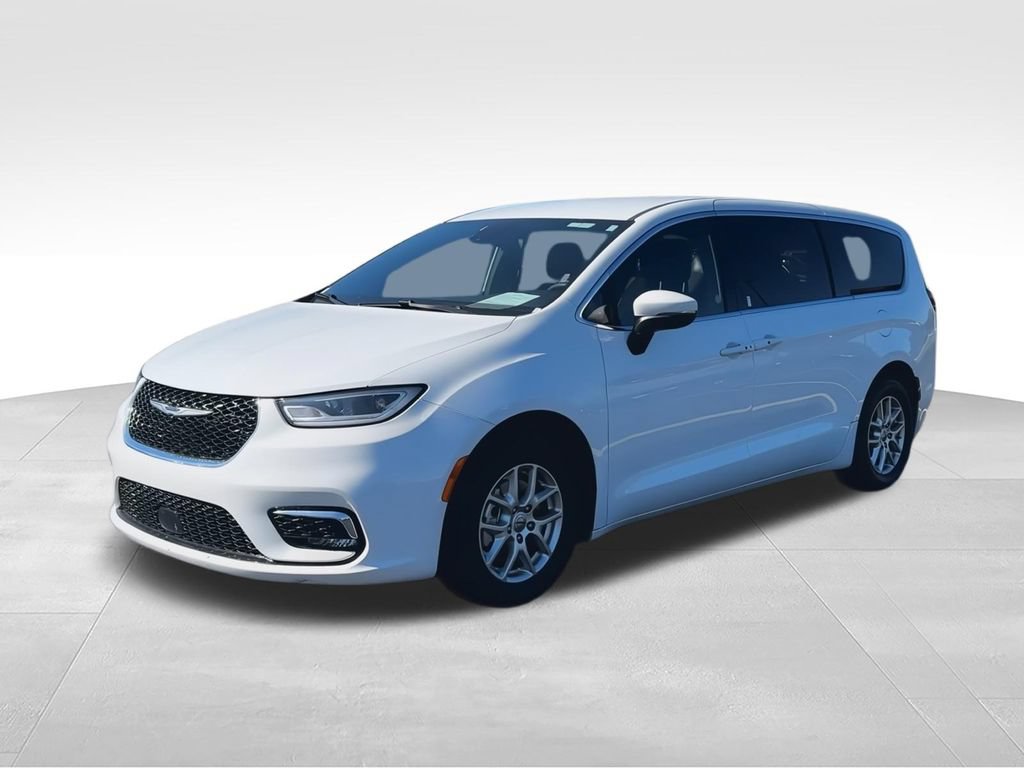Used 2023 Chrysler Pacifica Touring FWD image 4