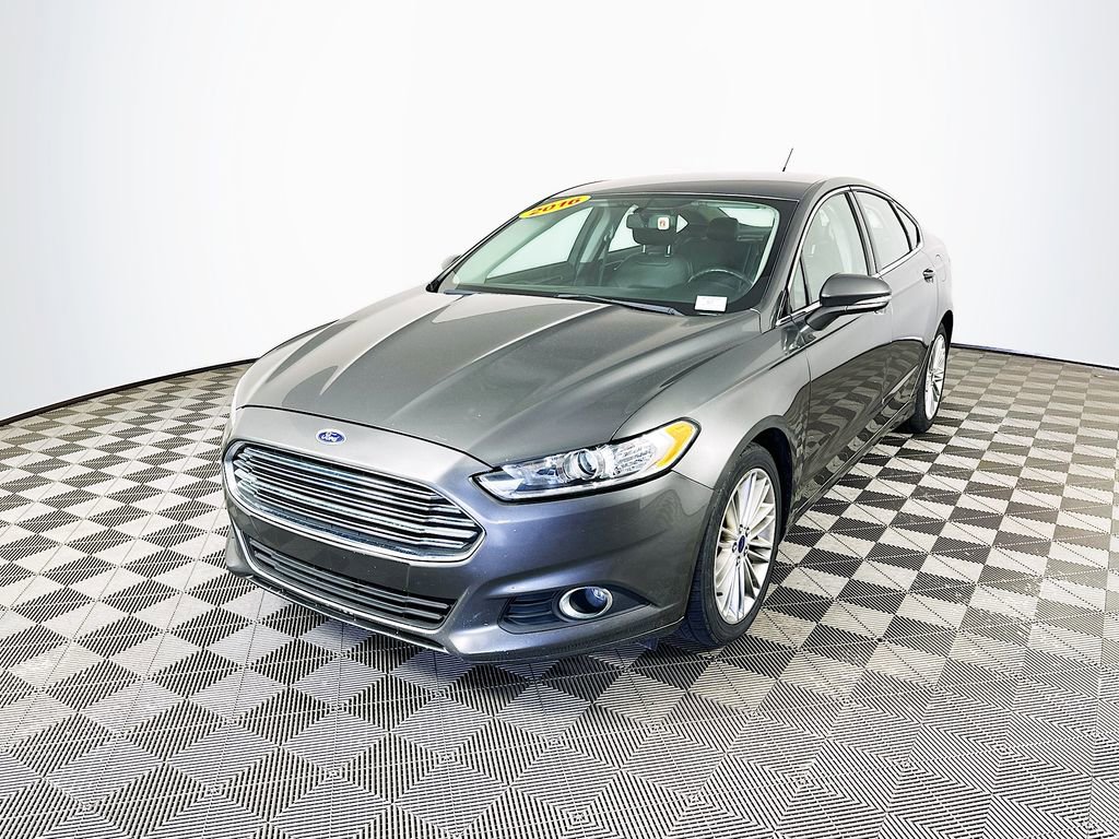 Used 2016 Ford Fusion SE w/ Equipment Group 202A image 4