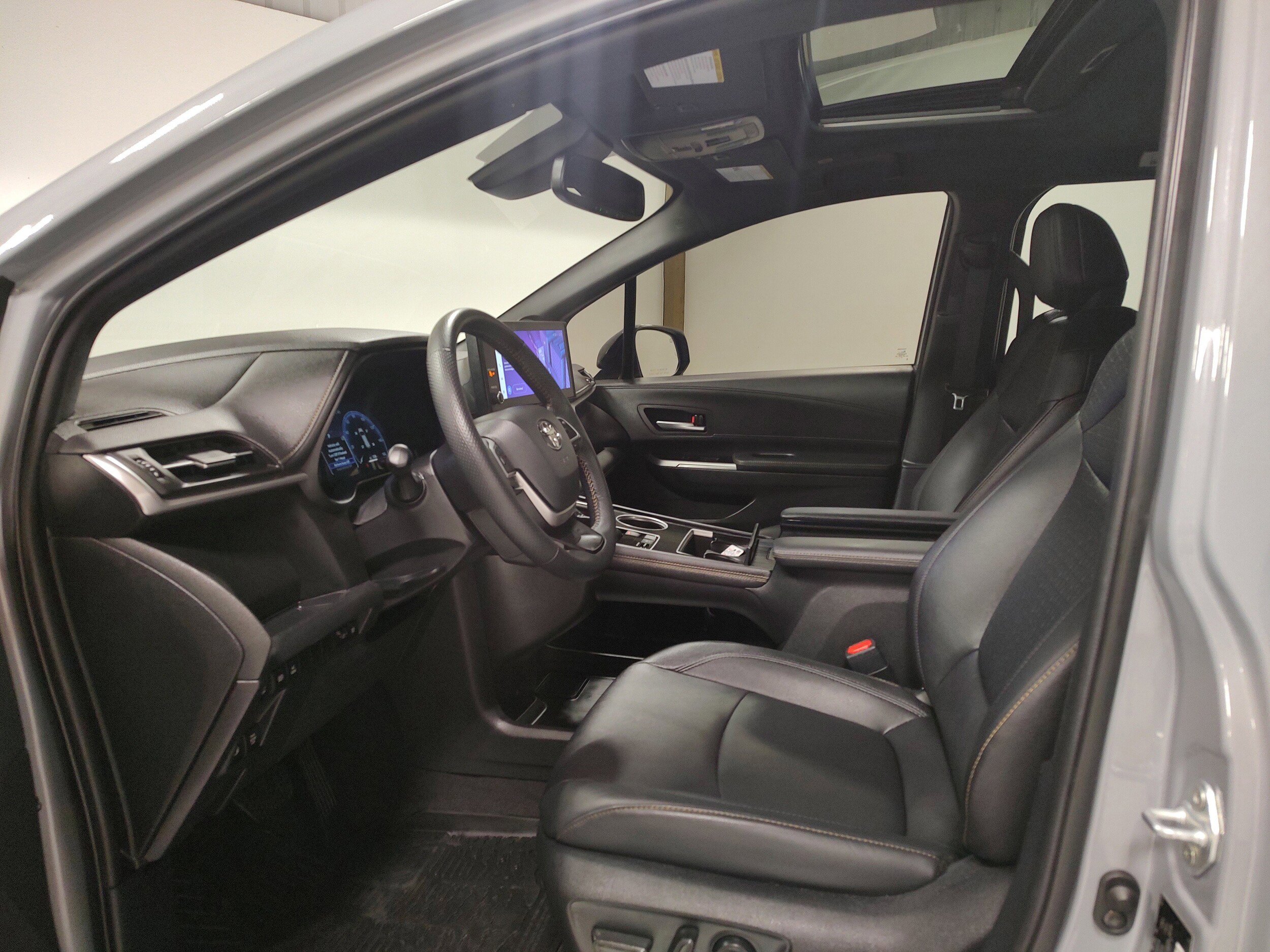 Used 2025 Toyota Sienna XLE Woodland Edition AWD/4WD image 10