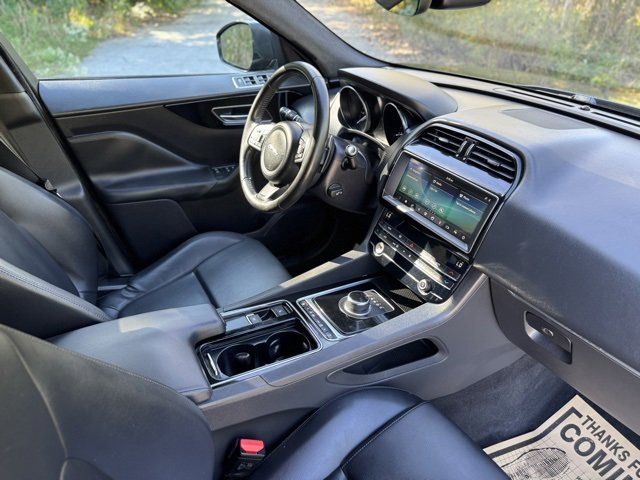 Used 2019 Jaguar F-PACE Premium image 21