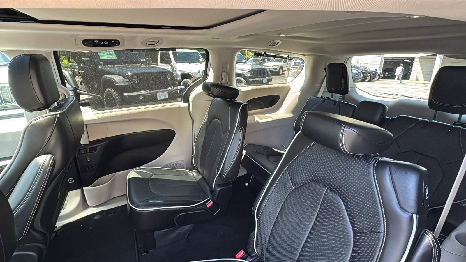 Certified 2024 Chrysler Pacifica Limited FWD image 20
